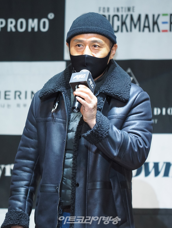 엔젤스파이팅챔피언십(AFC) 박호준 대표가 22일 오후 서울 구로구 신도림 테크노마트 특설무대에서 개최된 AFC 18 공식 계체량 행사에서 인사말을 하고 있다. 2021.12.22 사진 ⓒ아트코리아방송 이용선 기자