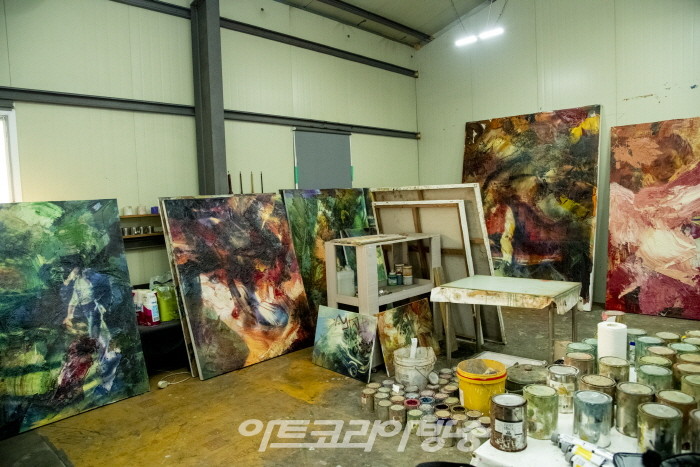 송주한 작가의 작업 중인 작품들