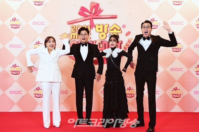​'2021 MBC 방송연예대상' 시상식 '복면가왕' (신봉선, 김성주, 산다라박, 이윤석) 제공 MBC​