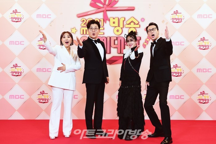 ​'2021 MBC 방송연예대상' 시상식 '복면가왕' (신봉선, 김성주, 산다라박, 이윤석) 제공 MBC​