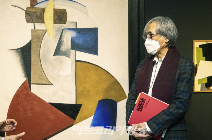 '말레비치 & 러시아 아방가르드 혁명의 예술'展에 대해 김영호 예술감독이 설명하고 있다.