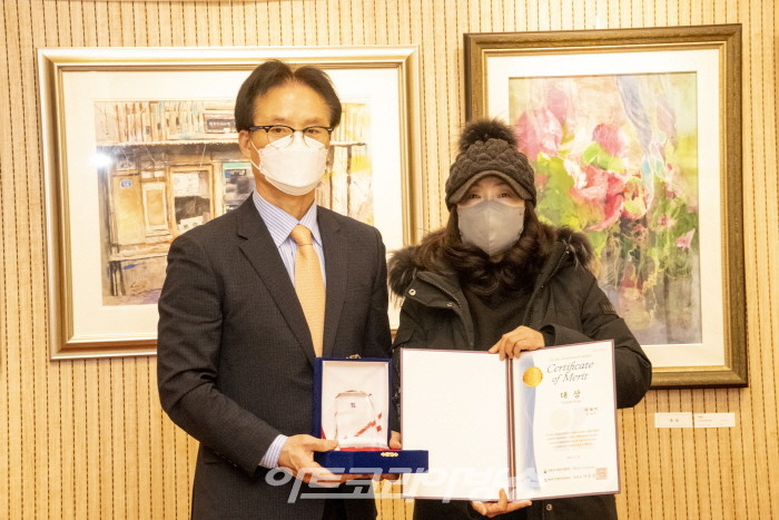 대상수상자에게 이순선 회장이 시상 후 기념촬영을 하고 있다.