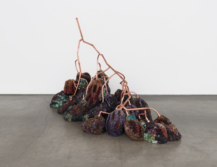 나쁜 포도 , 2020, 자수정, 어벤츄린, 마노, 석류석, 황철석, 조이사이트의 루비, 텍타이트, 타이거아이, 터키석, 사문석, 흑요석, 블랙스톤, 인도 운석, 래브라도라이트, 시에라 마노, 레드 마노, 블랙 마노, 석영, 사문석, , 아마조나이트, 유문암, 방해석, 달메이션 벽옥, 유리, 강철 및 스테인리스강 핀, 구리 튜브 및 구리 피팅, 폴리스티렌, 59 1 ⁄ 2×