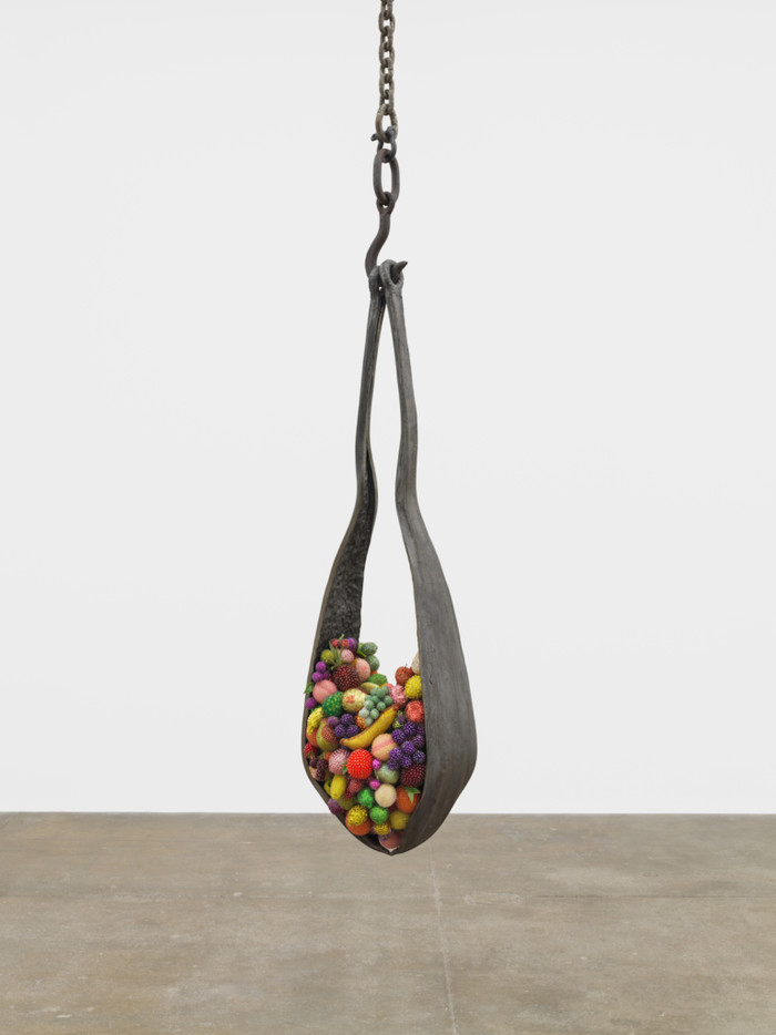 Hanging Fruit , 2018, 주철, 빈티지 구슬 플라스틱 과일, 139 × 19 × 17인치; 358.1 × 48.2 × 43.1cm