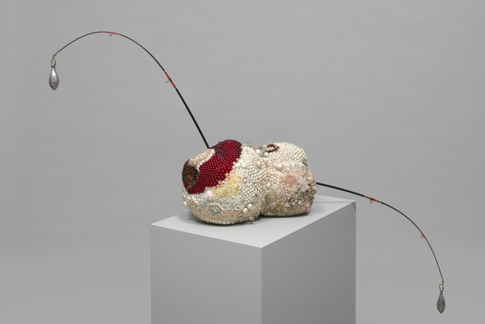 나쁜 체리(쌍둥이) , 2021, 담수 진주, 마그네사이트, 석영, 월장석, 마노, 터키석, 청금석, 아마조나이트, 석류석, 황수정, 사문석, 벽옥, 석회암, 장미 석영, 우나카이트, 로도나이트, 핑크 오팔, 방해석, 유리, 코팅된 폴리스티렌의 강철 핀, 낚싯대, 리드 싱커, 36½ × 49 × 16인치; 93 × 125 × 41cm