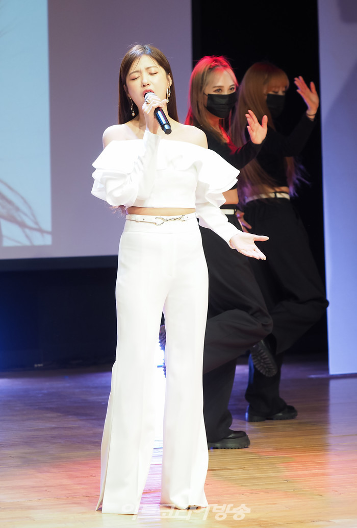 정다경 '가라 그래' 쇼케이스 중 '가라 그래' 무대. 2022.01.13 사진 ⓒ아트코리아방송 이용선 기자