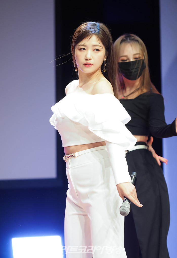 정다경 '가라 그래' 쇼케이스 중 '가라 그래' 무대. 2022.01.13 사진 ⓒ아트코리아방송 이용선 기자