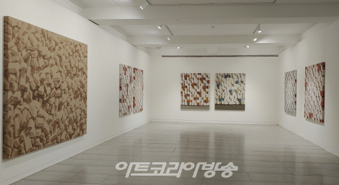 김강용 작가 '리얼리티를 넘어 단순과 컬러로'