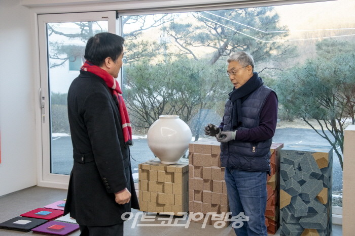 김강용 작가 '리얼리티를 넘어 단순과 컬러로'