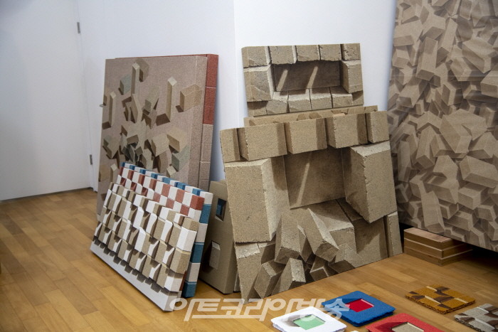 김강용 작가 '리얼리티를 넘어 단순과 컬러로'