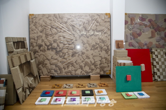 김강용 작가 '리얼리티를 넘어 단순과 컬러로'