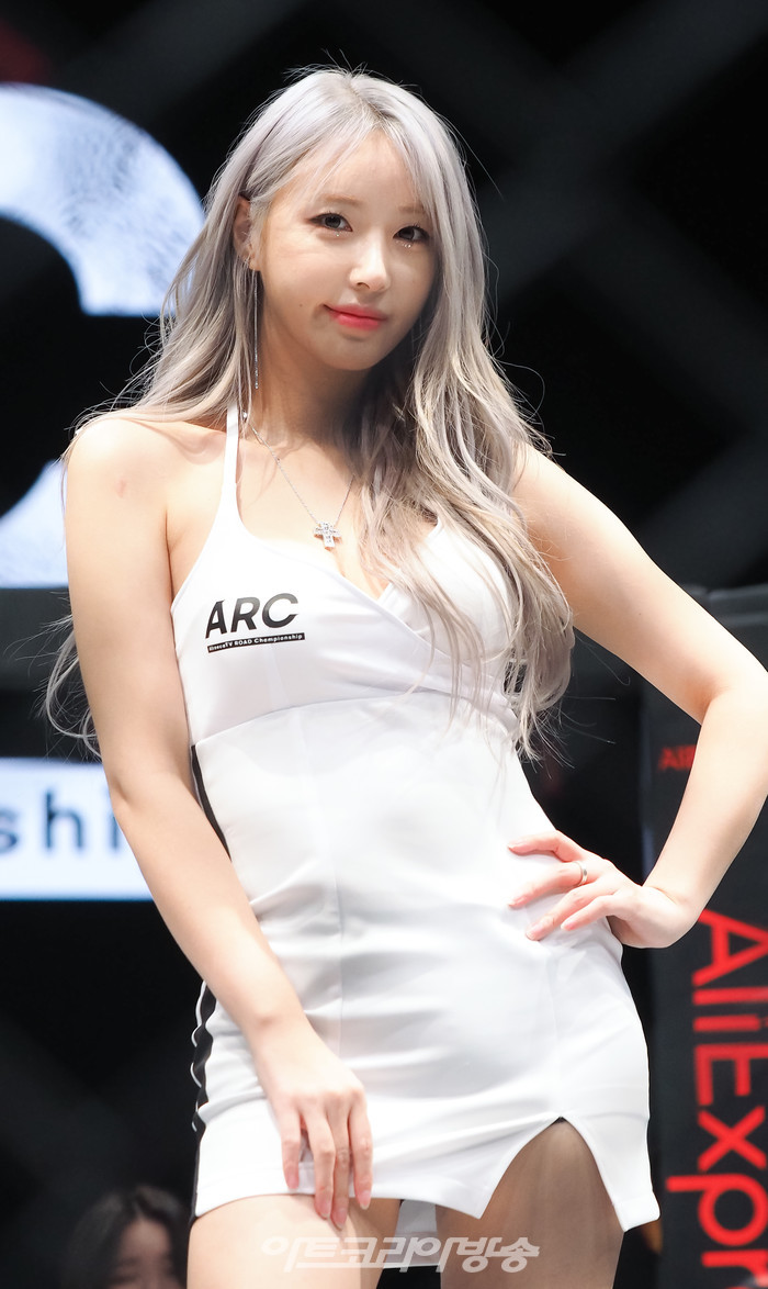 로드걸 임지우가 18일 오후 서울 송파구 잠실 롯데월드 아프리카 콜로세움에서 개최된 아프리카TV-로드FC 리그 (이하 ARC 007)에서 시합 전 포즈를 취하고 있다. 2022.01.18 사진 ⓒ아트코리아방송 이용선 기자