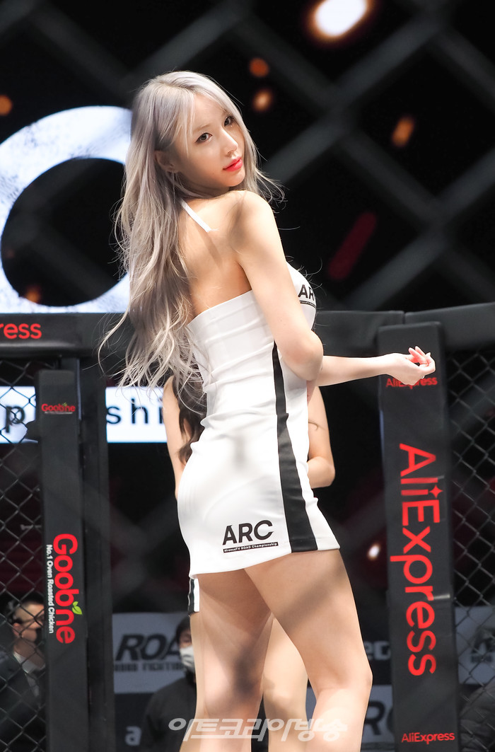 로드걸 임지우가 18일 오후 서울 송파구 잠실 롯데월드 아프리카 콜로세움에서 개최된 아프리카TV-로드FC 리그 (이하 ARC 007)에서 시합 전 포즈를 취하고 있다. 2022.01.18 사진 ⓒ아트코리아방송 이용선 기자