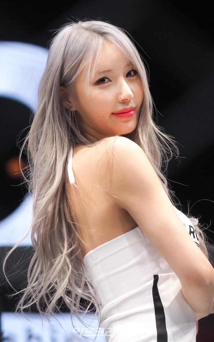 로드걸 임지우가 18일 오후 서울 송파구 잠실 롯데월드 아프리카 콜로세움에서 개최된 아프리카TV-로드FC 리그 (이하 ARC 007)에서 시합 전 포즈를 취하고 있다. 2022.01.18 사진 ⓒ아트코리아방송 이용선 기자