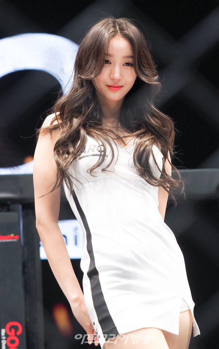 로드걸 심소미가 18일 오후 서울 송파구 잠실 롯데월드 아프리카 콜로세움에서 개최된 아프리카TV-로드FC 리그 (이하 ARC 007)에서 시합 전 포즈를 취하고 있다. 2022.01.18 사진 ⓒ아트코리아방송 이용선 기자