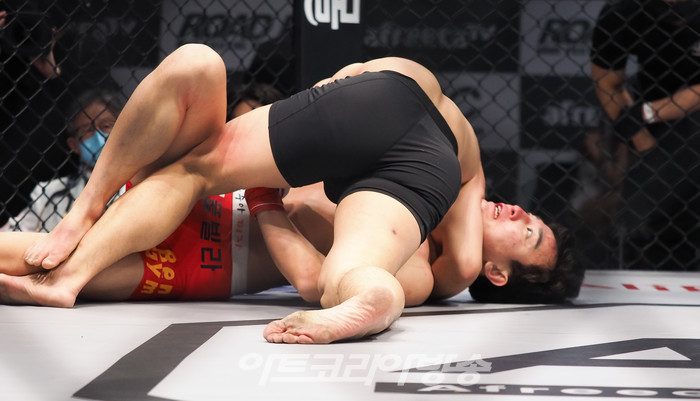 김진국이 18일 오후 서울 송파구 잠실 롯데월드 아프리카 콜로세움에서 개최된 아프리카TV-로드FC 리그 (ARC 007) -68㎏ 계약 체중 경기에서 이정현을 2라운드 1분 37초 본 플루 초크(Von Flue Choke)로 서브미션 승리를 거뒀다. 2022.01.18 사진 ⓒ아트코리아방송 이용선 기자