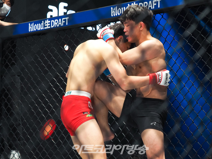 김진국이 18일 오후 서울 송파구 잠실 롯데월드 아프리카 콜로세움에서 개최된 아프리카TV-로드FC 리그 (ARC 007) -68㎏ 계약 체중 경기에서 이정현에게 니킥을 날리고 있다. 2022.01.18 사진 ⓒ아트코리아방송 이용선 기자