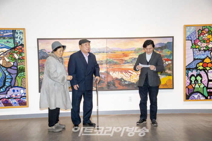 안호범 화백 부부와 이승근 피카디리국제미술관 관장