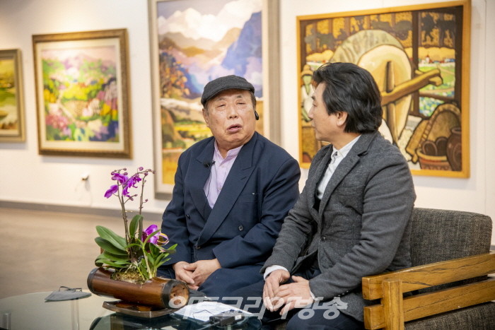 이승근 관장이 안호범 화가에게 질문하고 있다.