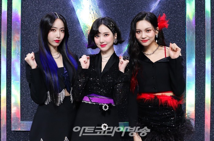 비비지(VIVIZ) '빔 오브 프리즘(Beam Of Prism)' 쇼케이스(신비, 은하, 엄지) 2022.02.09 제공 빅플래닛메이드