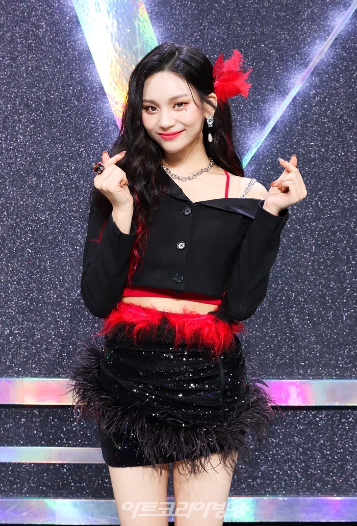 비비지(VIVIZ) '빔 오브 프리즘(Beam Of Prism)' 쇼케이스(엄지) 2022.02.09 제공 빅플래닛메이드