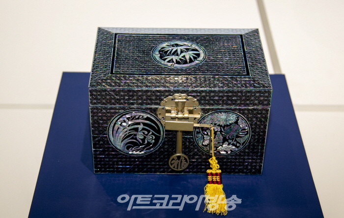 송방웅 국화무늬 보석함