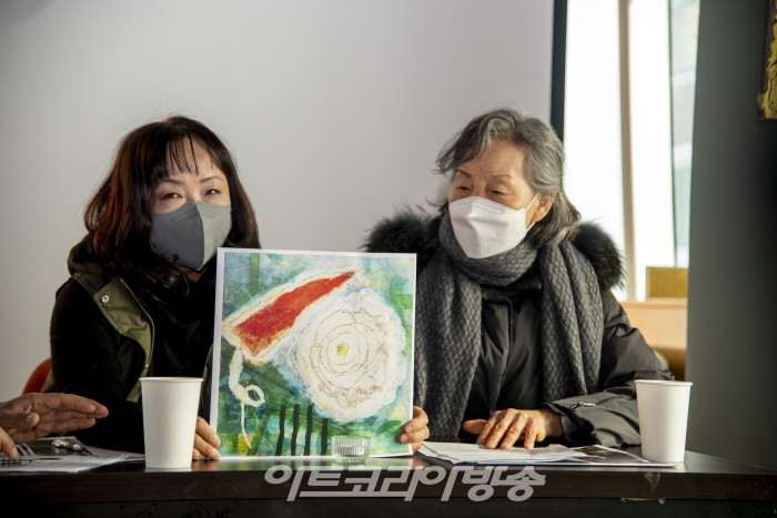 강명순작가가 기억의 정원을 설명하고 있다.