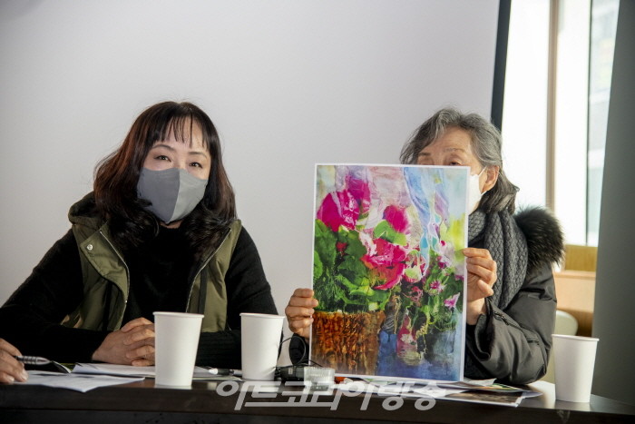 하혜미 작가가 人生-RememberⅦ에 대해 설명하고 있다.