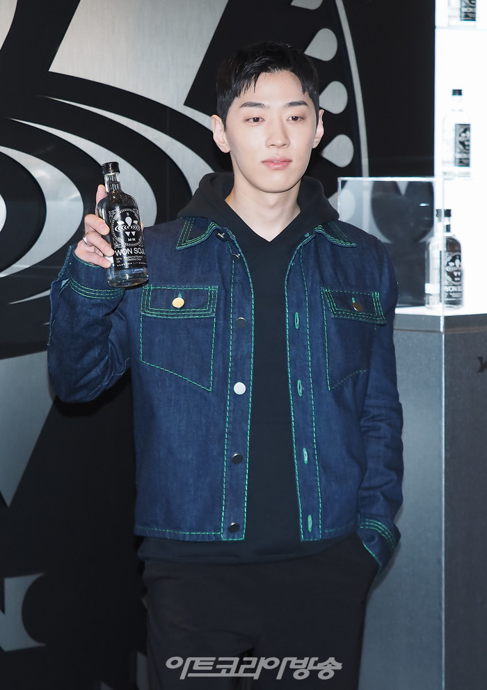 가수 그레이가 25일 오전 서울 영등포구 여의도 더 현대 서울에서 열린 '원소주 팝업 스토어' 오픈 행사에 참석했다. 2022.02.25 사진 ⓒ아트코리아방송 이용선 기자