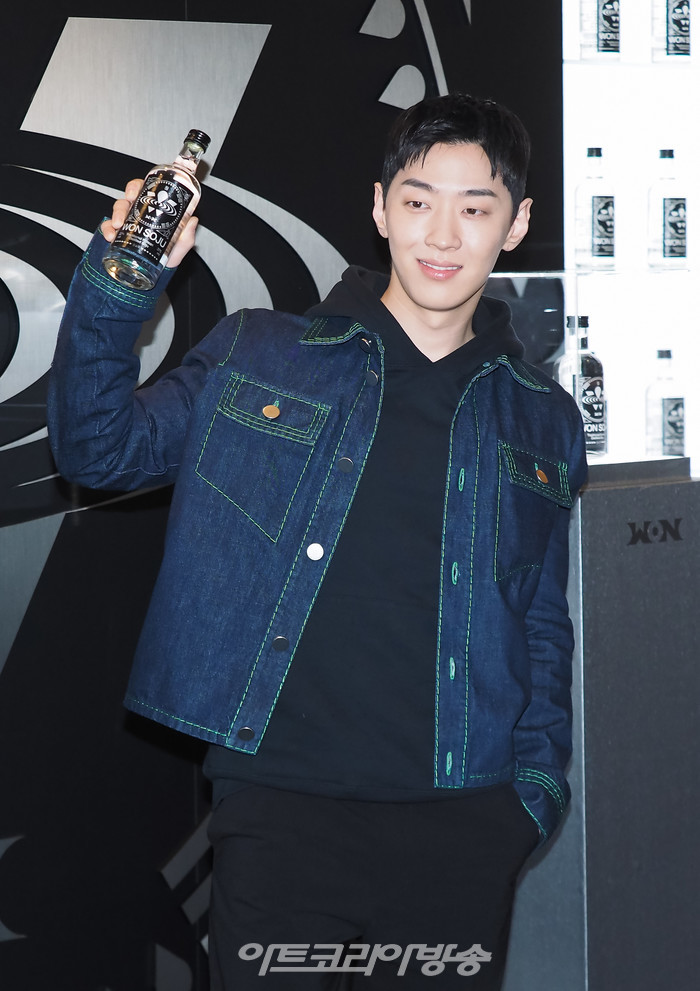 가수 그레이가 25일 오전 서울 영등포구 여의도 더 현대 서울에서 열린 '원소주 팝업 스토어' 오픈 행사에 참석했다. 2022.02.25 사진 ⓒ아트코리아방송 이용선 기자