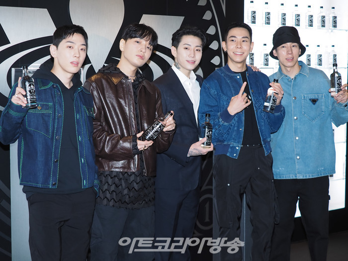 가수 그레이, 쌈디, 박재범, 로꼬, 그레이, DJ 펌킨이 25일 오전 서울 영등포구 여의도 더 현대 서울에서 열린 '원소주 팝업 스토어' 오픈 행사에 참석했다. 2022.02.25 사진 ⓒ아트코리아방송 이용선 기자