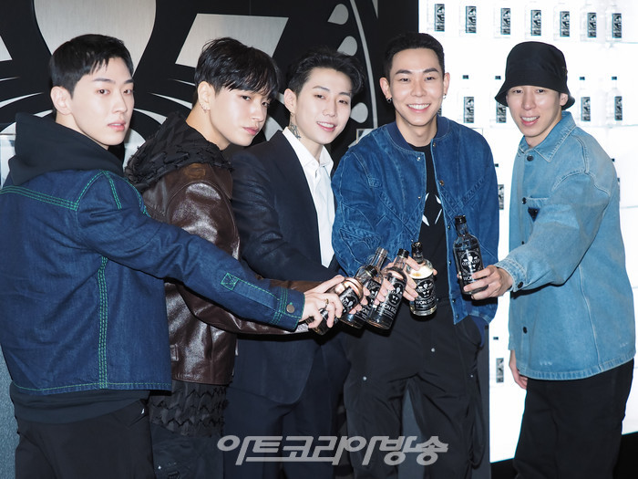 가수 그레이, 쌈디, 박재범, 로꼬, DJ 펌킨이 25일 오전 서울 영등포구 여의도 더 현대 서울에서 열린 '원소주 팝업 스토어' 오픈 행사에 참석했다. 2022.02.25 사진 ⓒ아트코리아방송 이용선 기자