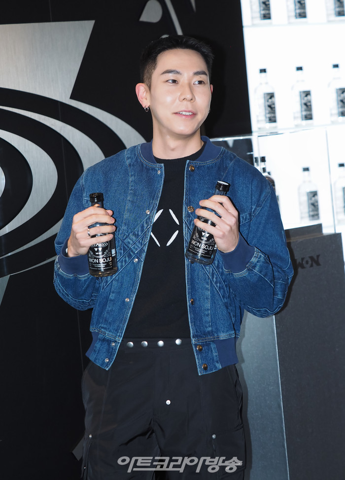 가수 로꼬가 25일 오전 서울 영등포구 여의도 더 현대 서울에서 열린 '원소주 팝업 스토어' 오픈 행사에 참석했다. 2022.02.25 사진 ⓒ아트코리아방송 이용선 기자