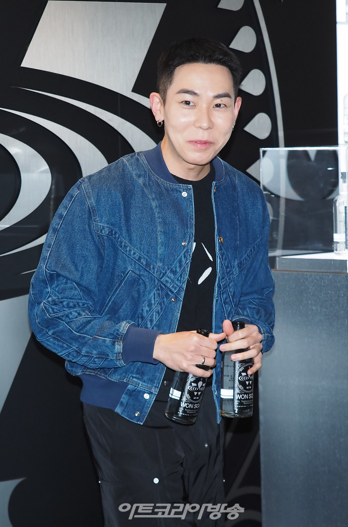 가수 로꼬가 25일 오전 서울 영등포구 여의도 더 현대 서울에서 열린 '원소주 팝업 스토어' 오픈 행사에 참석했다. 2022.02.25 사진 ⓒ아트코리아방송 이용선 기자