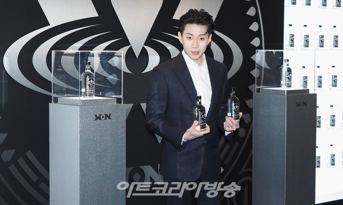 원스피리츠 박재범 대표가 25일 오전 서울 영등포구 여의도 더 현대 서울에서 열린 '원소주 팝업 스토어' 오픈 행사에 참석했다. 2022.02.25 사진 ⓒ아트코리아방송 이용선 기자