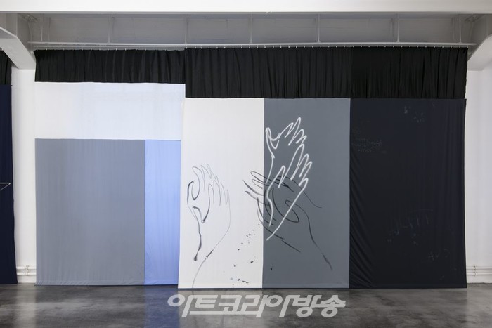칼린 린데나, 제목 없음 (무대), 2014, Staatsgalerie 슈투트가르트, 쿤스트베린 로틀링겐에서 설치 촬영, 사진 프랭크 클라인 바흐, © 칼린 린데나 & 갤러리 나겔