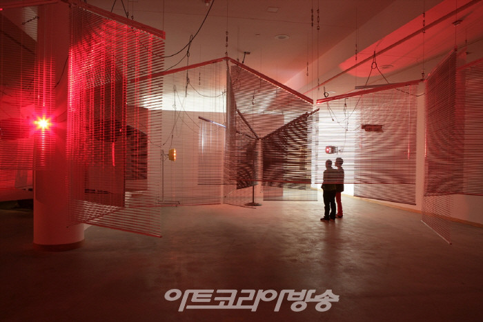 양혜규(b.1971)〈열망 멜랑콜리 적색Yearning Melancholy Red〉2008/2019《비대칭적 평등》 전시전경, 레드캣 아트센터, 로스앤젤레스, 미국, 2008사진: Scott Groller이미지 제공: 국제갤러리