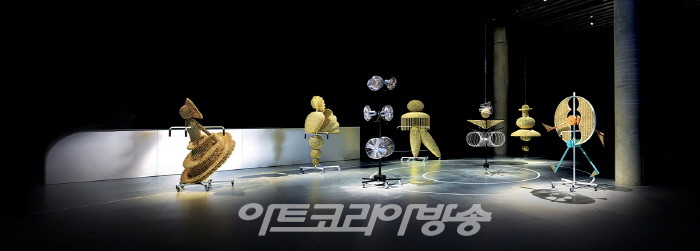 양혜규(b.1971)〈상자에 가둔 발레Boxing Ballet〉2013/2015《코끼리를 쏘다 象 코끼리를 생각하다》 전시전경, 삼성미술관 리움, 서울, 한국, 2015사진: 양혜규 스튜디오ⓒ Leeum, Samsung Museum of Art이미지 제공: 국제갤러리