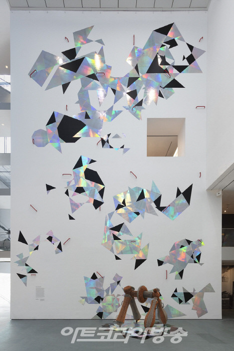 《양혜규: 손잡이》 전시전경, 뉴욕 현대미술관, 뉴욕, 미국, 2019Commissioned for the Marron Atrium by The Museum of Modern Art, New York.사진: Denis Doorly