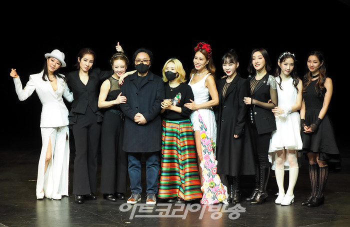 뮤지컬 '프리다' 프레스콜' (사진 왼쪽부터 리사, 전수미, 김소향, 허수현 음악감독, 추정화 연출, 최정원, 임정희, 정영아, 최서연, 황우림) 2022.03.03 사진 ⓒ아트코리아방송 이용선 기자