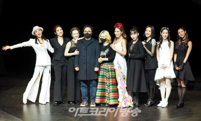 뮤지컬 '프리다' 프레스콜' (사진 왼쪽부터 리사, 전수미, 김소향, 허수현 음악감독, 추정화 연출, 최정원, 임정희, 정영아, 최서연, 황우림) 2022.03.03 사진 ⓒ아트코리아방송 이용선 기자