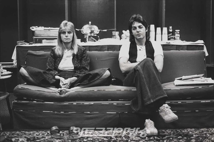 험프리 오션, 린다 매카트니; 폴 매카트니, 1976년 5월, 브로마이드 파이버 프린트,196 x 292mm. 런던 국립 초상화 갤러리. 험프리 오션 (험프리 앤서니 에르데스윅 버틀러-보돈)에 의해 주어진, 2006. © 국립 초상화 갤러리, 런던