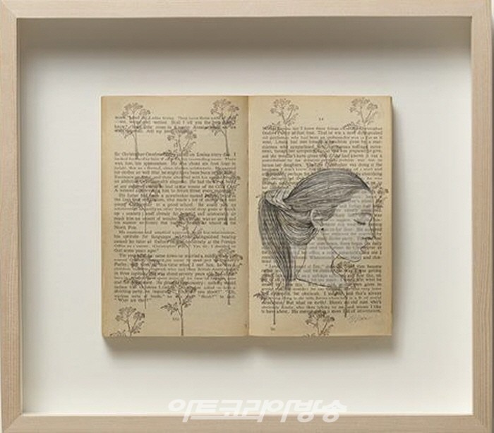 지희킴2015pencil, ink on pages of book donated in London18x21.4cm