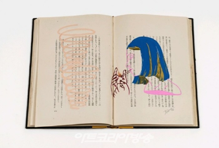 지희킴2022Gouache on pages of books donated in Tokyo23x32cm