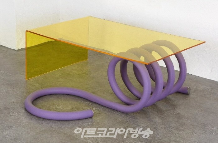 정그림silicone, steel, acrylic125x75x42cm