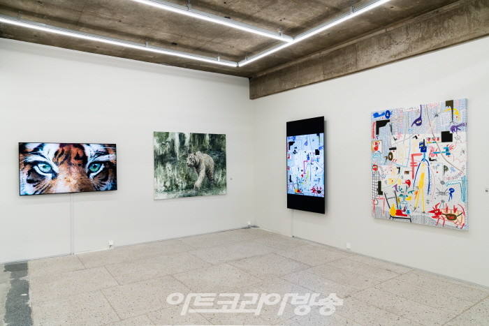 XXBLUE X LG OLED, 'Binary Medium'전