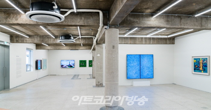 XXBLUE X LG OLED, 'Binary Medium'전