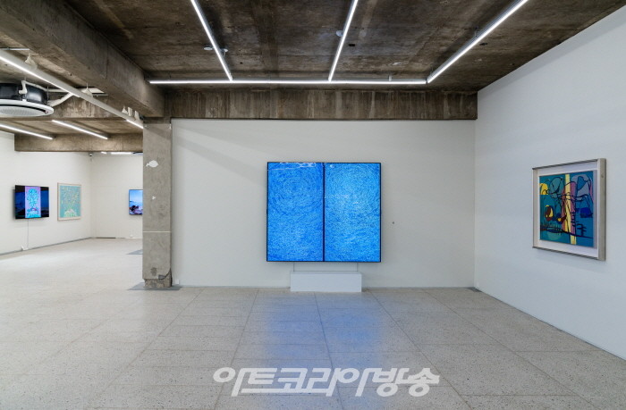 XXBLUE X LG OLED, 'Binary Medium'전