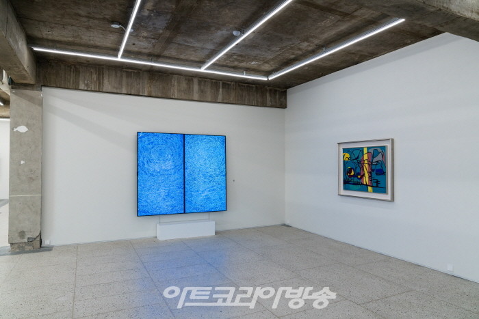 XXBLUE X LG OLED, 'Binary Medium'전