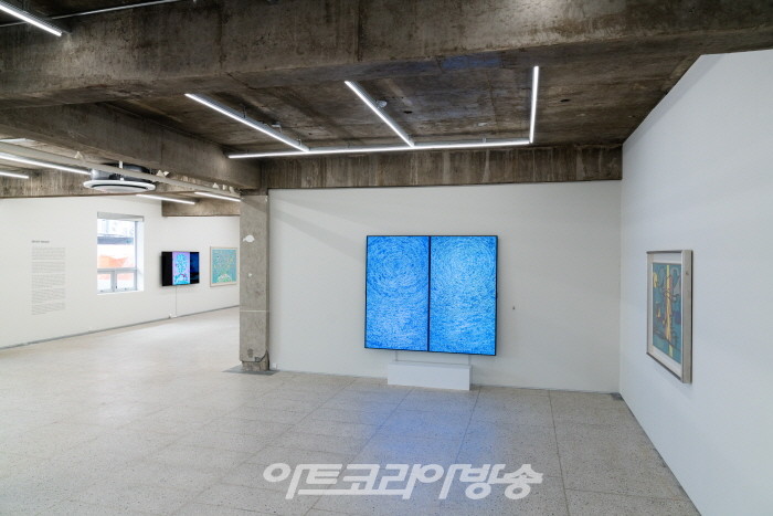 XXBLUE X LG OLED, 'Binary Medium'전